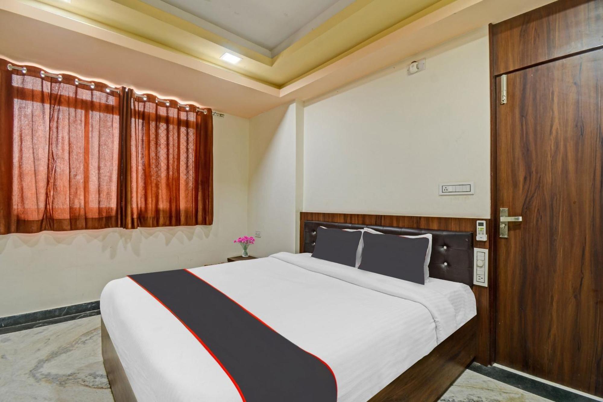 Hotel Collection O The Sunrise à Udaipur Extérieur photo